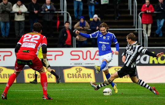 Sundsvalls Simon Helg, skjuter mot Landskrona BOIS målvakt