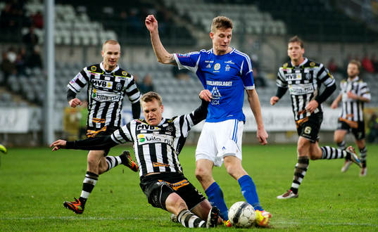 Landskrona BOIS Linus Malmqvist gör en glidtackling på