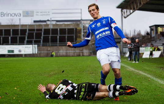 Landskrona BOIS Fredrik Svanbäck glidtacklar Sundsvalls