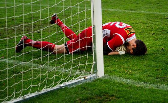 Landskrona BOIS målvakt Niklas Uddenäs håller bollen