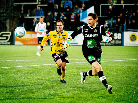 Elfsborgs Adam Lundqvist anfaller mot Gefles målvakt