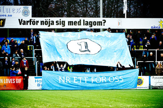 Gefles klack innan matchen för att hedra Gefles målvakt