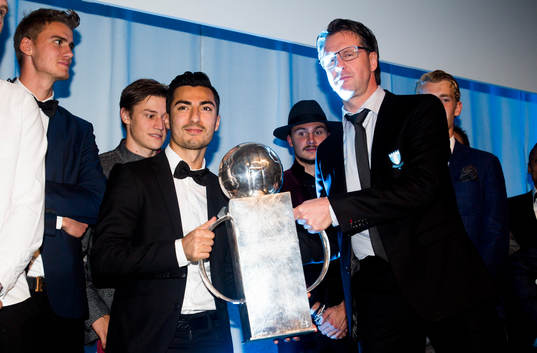 Malmös Jiloan Hamad och tränare Rikard Norling med Lennart Johanssons pokal