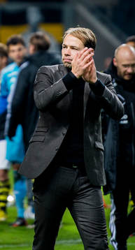 s tränare Andreas Alm tackar publiken efter fotbollsmatchen i Allsvenskan mellan AIK och Helsingborg den 3 november 2013 i Stockholm.
