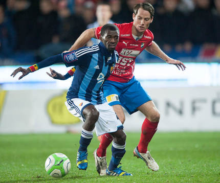 Östers Johan Persson och Djurgårdens Yussif Chibsah i