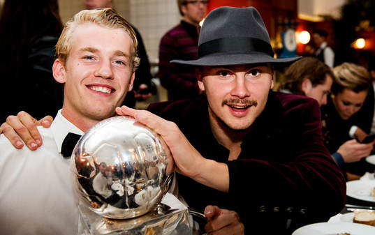 Filip Helander och Erik Johansson med Lennart Johanssons pokal  när Malmö FF firar på guldbankett