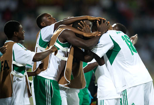 Nigeria jublar efter att  Taiwo AWONIYI har gjort 1-0