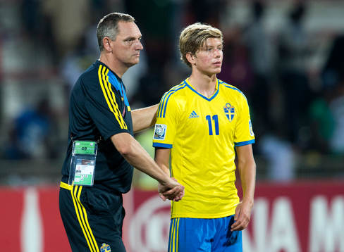 Sveriges förbundskapten Roland Larsson tackar Anton Saletros