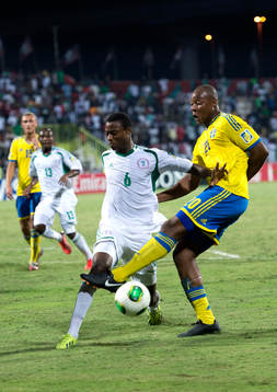 NigeriasAliyu ABUBAKAR i kamp med Sveriges Carlos Strandberg