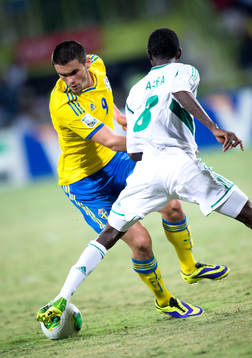 Sveriges Valmir Berisha går förbi Nigerias Abdullahi ALFA