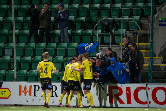 Halmstads Gudjon Baldvinsson, Kristinn Steindorsson, Mikael Boman & Andreas Landgren jublar och kramar ditresta supportrarna