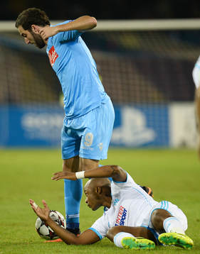  Fotboll, Champions League, Olympique Marseille - Napoli: Gonzalo Higuain Napoli, Andre' Ayew Marseille Napoli 06-11-2013 Stadio San Paolo Football Calcio Champions League 2013/2014 Napoli - Olympique de Marseille / Napoli - Marsiglia 