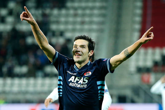  ALKMAAR - 07-11-2013 - Europa League, AZ - FC Shakhter Karagandy, AFAS Stadion, AZ speler Celso Ortiz (m) juicht nadat hij de 1-0 heeft gescoord, juichen.