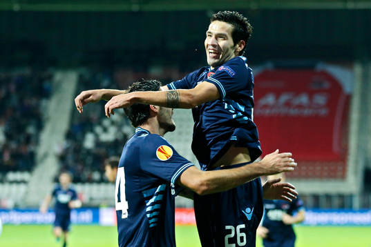  ALKMAAR - 07-11-2013 - Europa League, AZ - FC Shakhter Karagandy, AFAS Stadion, AZ speler Celso Ortiz (r) heeft de 1-0 gescoord en juicht, AZ speler Denni Avdic  (l).