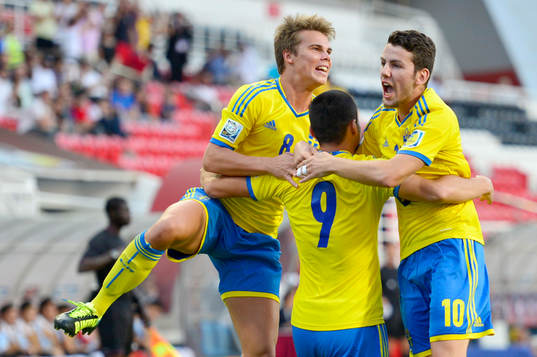 Sveriges Valmir Berisha jublar med sina lagkamrater efter att ha gjort 1-0