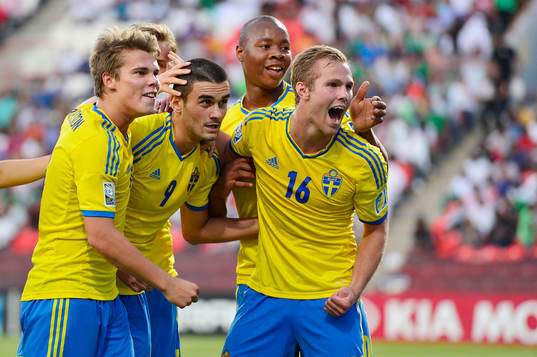 Sveriges Valmir Berisha jublar med sina lagkamrater Gustav