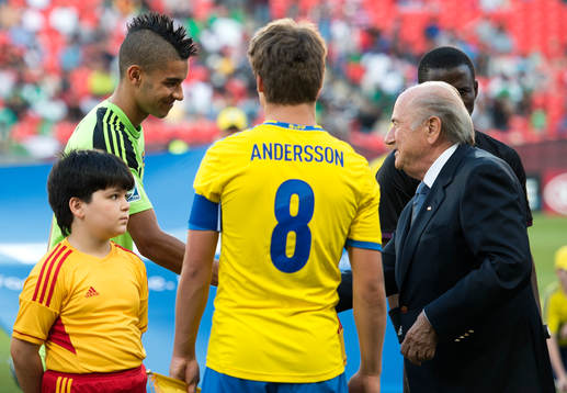 Sveriges Sixten Mohlin hälsar på FIFAS president Joseph Blatter innan bronsmatchen i U17-VM den 08 november 2013 i Abu Dhabi.