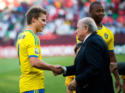 Sveriges Elias Andersson hälsar på FIFAS president Joseph Blatter innan bronsmatchen i U17-VM den 08 november 2013 i Abu Dhabi.