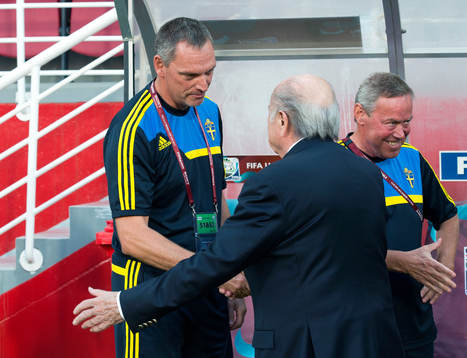 Sveriges förbundskapten Roland Larsson hälsar på FIFAS president Joseph Blatter innan bronsmatchen i U17-VM den 08 november 2013 i Abu Dhabi.