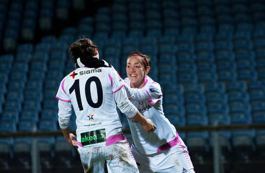 Malmös Ramona Bachmamnn har kvitterat till 1-1 och grattas