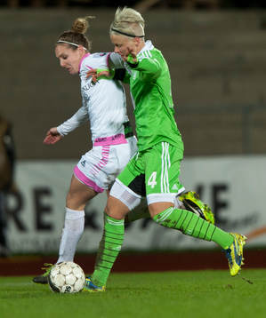 Wolfsburgs Nilla Fischer ligger nära Malmös Manon Melis i