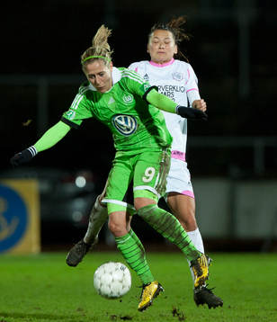 Malmös Alexandra Riley tacklar Wolfsburgs Anna Blässe i