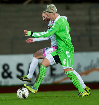 Wolfsburgs Nilla Fischer ligger nära Malmös Manon Melis i