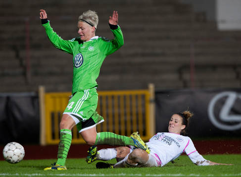  Malmös Anja Mittag tacklar Wolfsburgs Nilla Fischer i åttondelsfinalen i  Womens Champions League mellan Ldb Malmö och Wolfsburg 9 november.