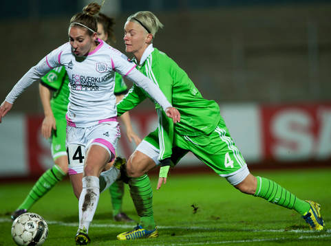Wolfsburgs Nilla Fischer ligger nära Malmös Manon Melis i