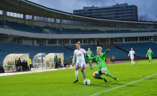 Wolfsburgs Nilla Fischer glidtacklar Malmös Manon Melis i