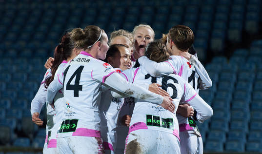 Malmös Ramona Bachmann har kvitterat till 1-1 och grattas i åttondelsfinalen i  Womens Champions League mellan Ldb Malmö och Wolfsburg 9 november.