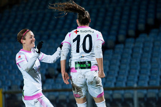 Malmös Ramona Bachmann har kvitterat till 1-1 och grattas