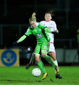 Malmös Alexandra Riley tacklar Wolfsburgs Anna Blässe i