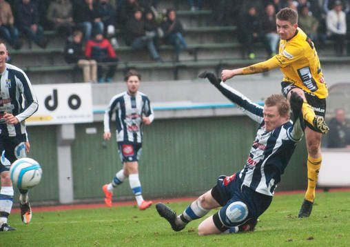  Elfsborgs Marcus Rohdén skjuter utan att Kristianstads Henrik Fribrock kan förhindra i matchen i Svenska Cupen mellan Kristianstad och Elfsborg 10 november.