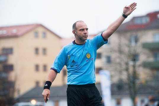  Domaren Robert Daradic i matchen i Svenska Cupen mellan Kristianstad och Elfsborg 10 november.