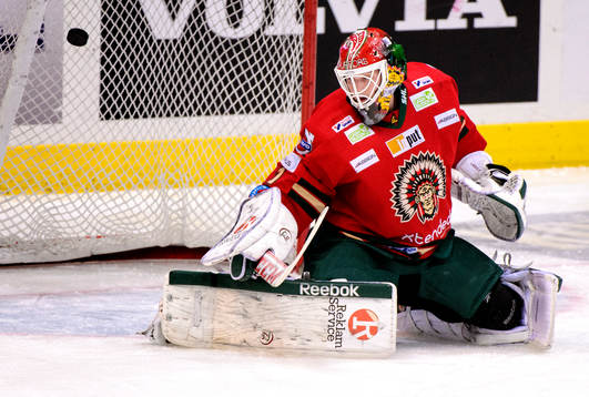 Frölundas målvakt Lars Johansson styr undan ett skott