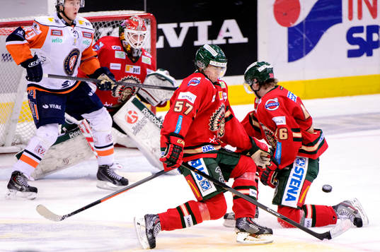 Frölundas Emil Djuse och Erik Karlsson täcker ett skott