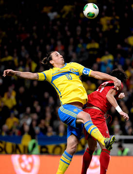 Sveriges Zlatan Ibrahimovic i kamp om bollen med Portugals