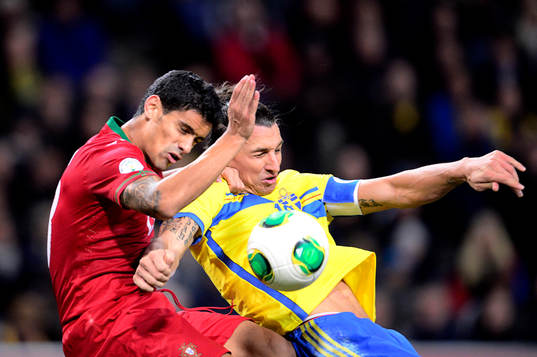 Portugals Ricardo Costa och Sveriges Zlatan Ibrahimovic