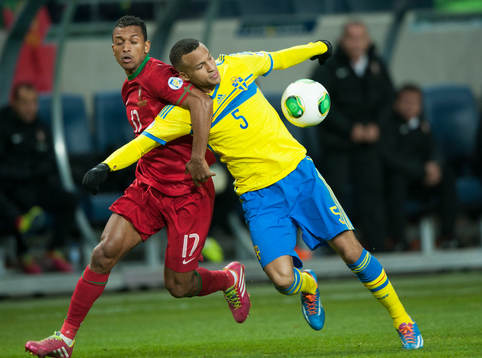 Portugals Nani och Sveriges Martin Olsson i VM-kvalet