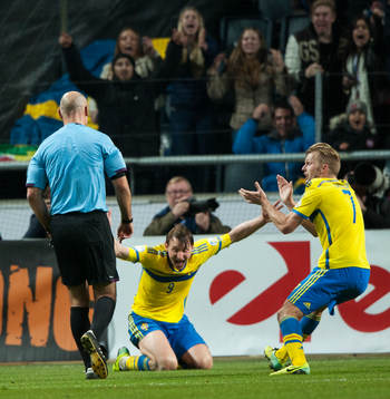 Sveriges vill ha straff sedan Kim Källström gått omkull, men engelske domaren Howard Webb var omutlig i VM-kvalet mellan Sverige och Portugal i Stockholm 19 november 2013.