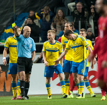 Sveriges vill ha straff sedan Kim Källström gått omkull, men engelske domaren Howard Webb var omutlig i VM-kvalet mellan Sverige och Portugal i Stockholm 19 november 2013.