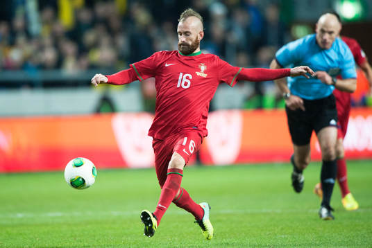 Portugals Raul Meireles och domaren Howard Webb i VM-kvalet mellan Sverige och Portugal i Stockholm 19 november 2013.