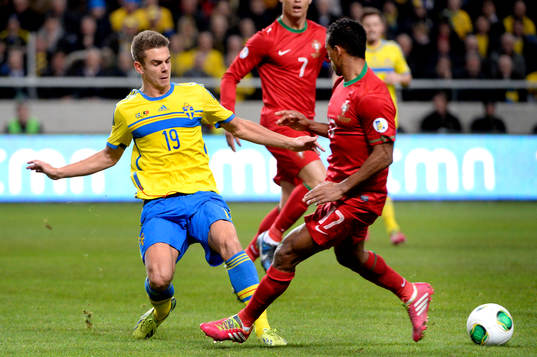 Sveriges Alexander Kacaniklic i kamp om bollen med