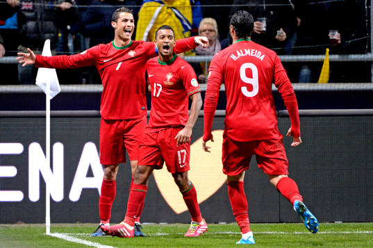 Portugals Cristiano Ronaldo, Nani och Hugo Almeida firar