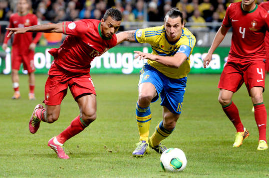 Portugals Nani jagar Sveriges Zlatan Ibrahimovic