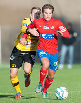 Helsingborgs Elias Andersson jagas av Mjällbys Pär