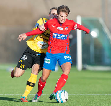 Helsingborgs Elias Andersson jagas av Mjällbys Pär