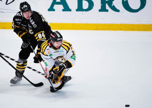 s Patric Blomdahl i kamp om pucken med Brynäs Anton Rödin