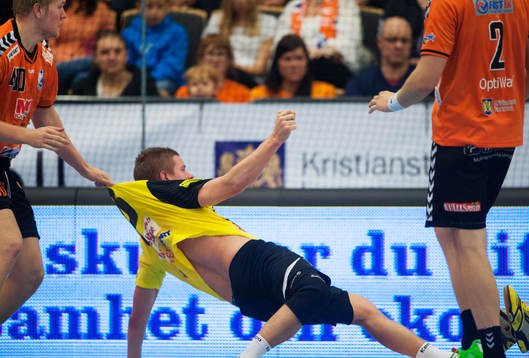  Kristianstads Anton Lindskog blir utvisad för denna tröjdragning på Jeff Tollbring i elitseriematchen i handboll mellan Kristianstad och Rimbo 27 november 2013.
